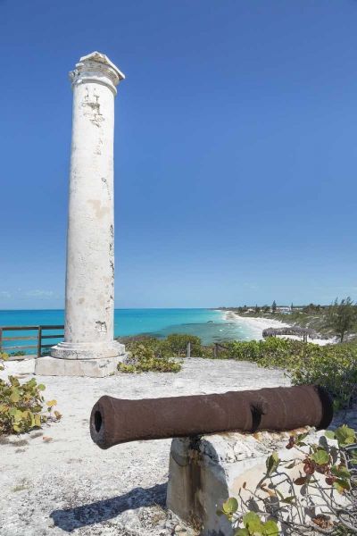 Bahamas, Little Exuma Is Rusty cannon and column